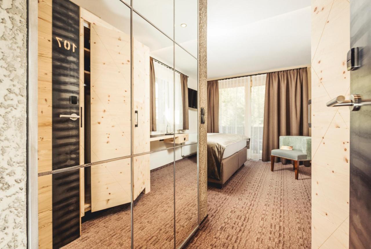 Hotel Bergkristall Zillertal - Adults Only 14 Years Plus Hippach Bagian luar foto