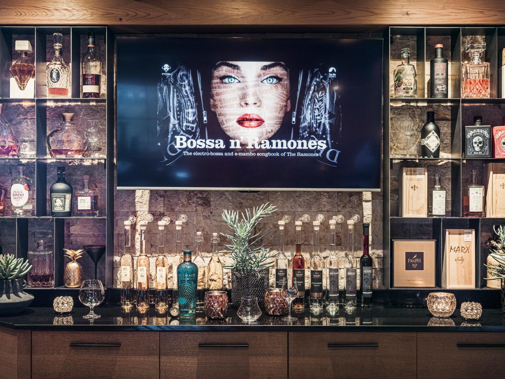Hotel Bergkristall Zillertal - Adults Only 14 Years Plus Hippach Bagian luar foto